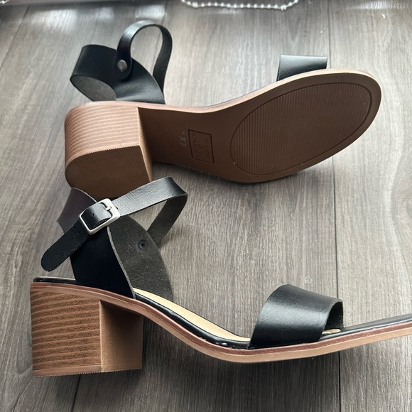 Rock & Candy Black Minimalist Sandals - Picture 4 of 9